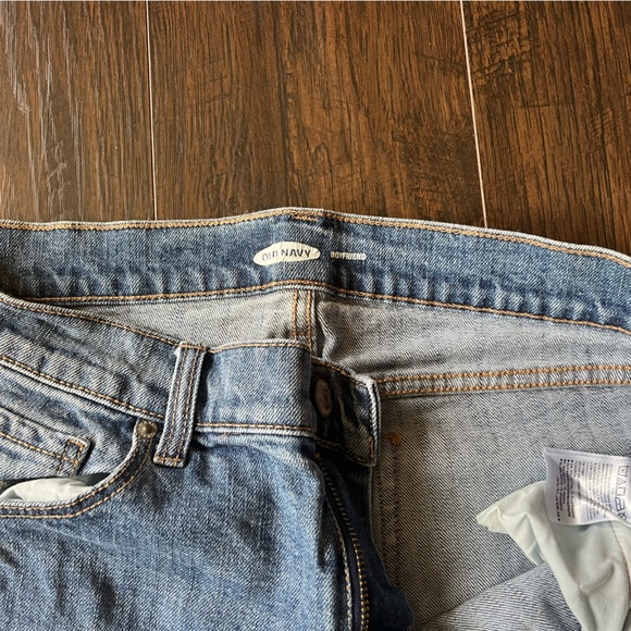 Women’s Old Navy boyfriend capris. Size 8 - Picture 2 of 4